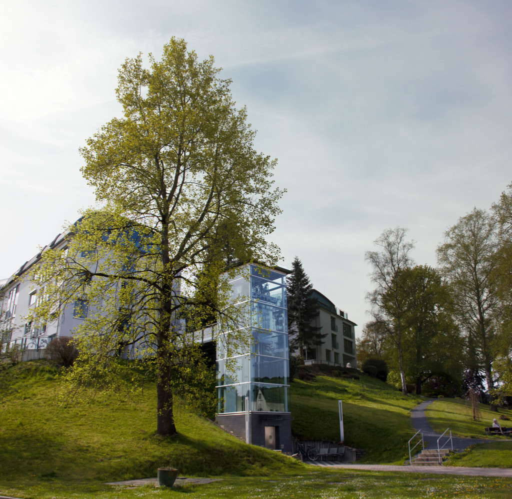 Fahrstuhlturm des Evangelischen Altenheim Wahlscheid von der Wahlscheider Straße aus am 29. April 2015 (CC BY-SA Hermann Wenzel)