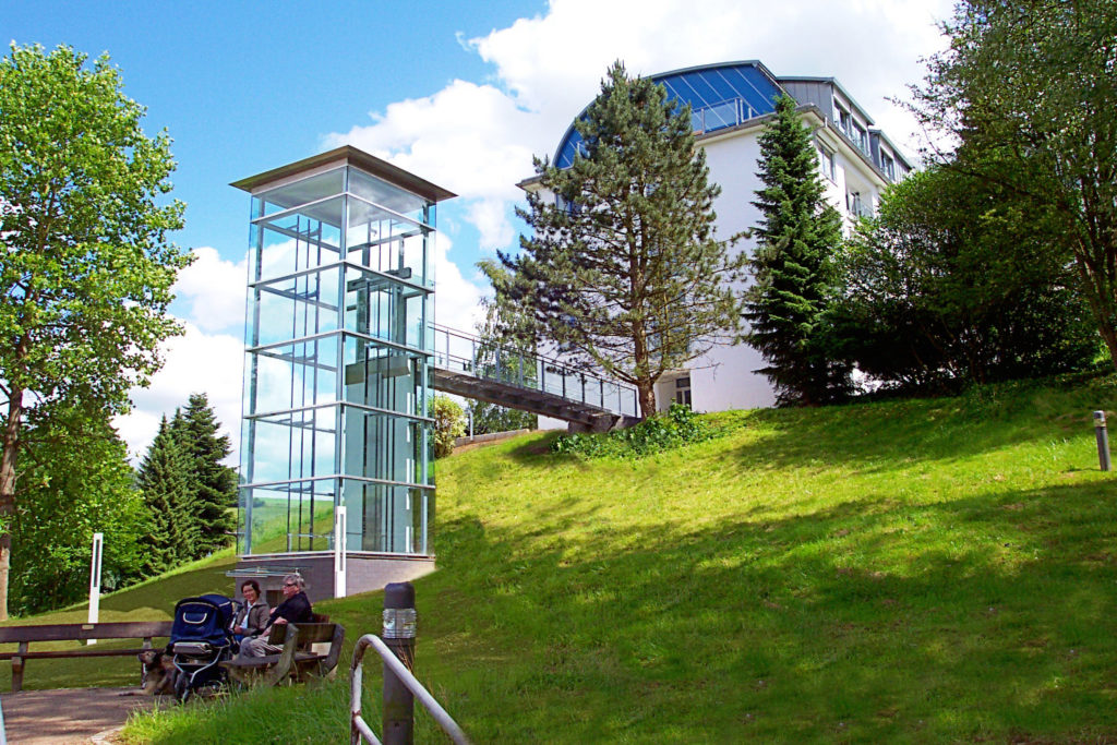 Fahrstuhlturm am Evangelischen Altenheim Wahlscheid (Urheber: Michael Bruckner, Bearbeitung: Kathleen Möschler)