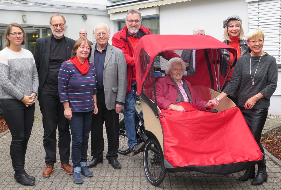 Die Fahrradrikscha vor dem Eingang des Ev. Altenheim Wahlscheid