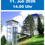 Auszug aus dem Flyer zur Wiedereröffnung des Fahrstuhlturms beim Sommerfest des Ev. Altenheim Wahlscheid e.V. am 11.7.2026. Zu sehen sind das Datum (Samstag, 11. Juli 2026, 14:30 Uhr) und ein Foto des Fahrstuhlturms und des Nordwestflügels des Ev. Altenheim Wahlscheid von Süden her.